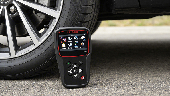 Universal vs Manufacturer-Specific Scan Tools